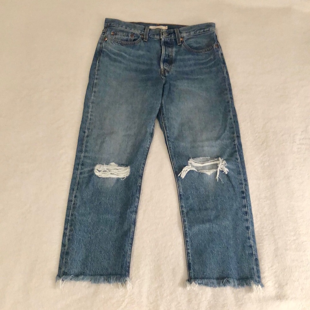 Basically new Levi’s Wedgie 100% cotton straight fit ripped jeans size 28